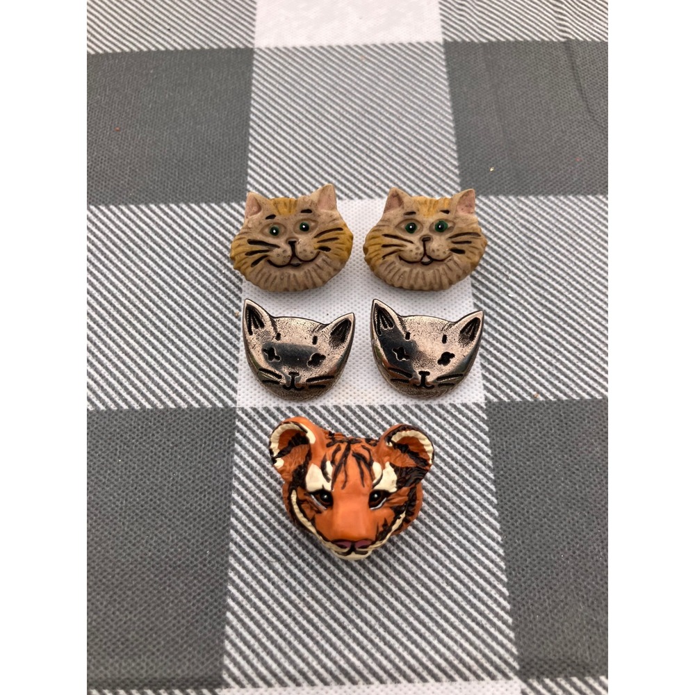 D.M. Cat and Tiger Buttons OS Multicolor Vintage Novelty Lot of 5 Read
